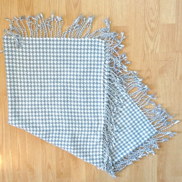 Levi's Accessories - Levi's houndstooth wrap scarf ⚡️ EUC!